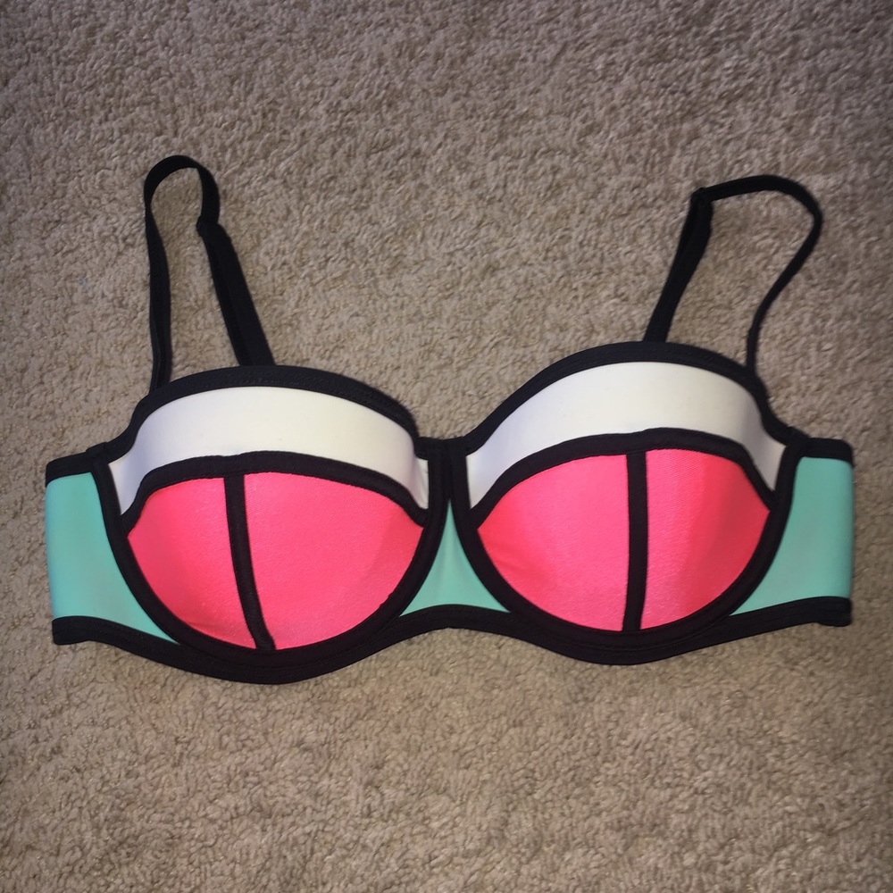 Triangl Swimsuit Top👙